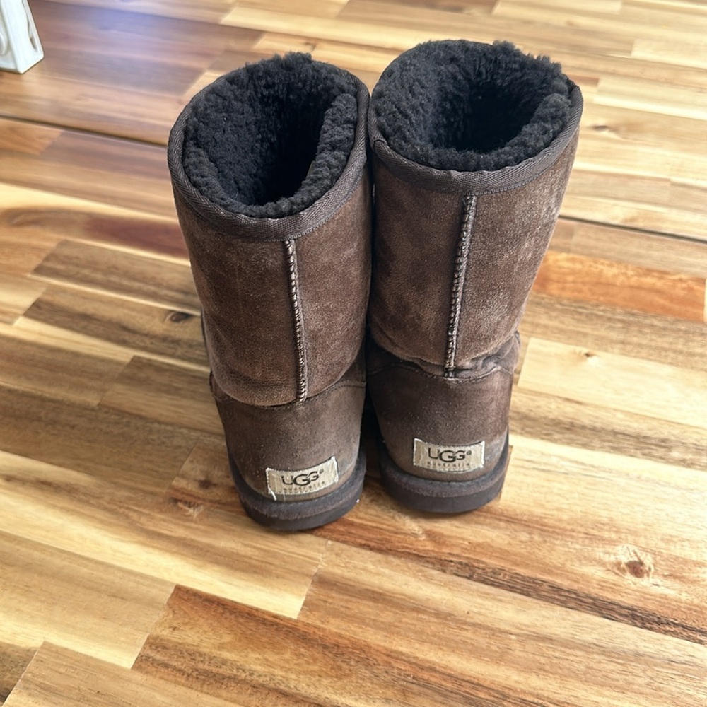 Used Mocha Brown UGGs- Size 8W - Picture 2 of 3